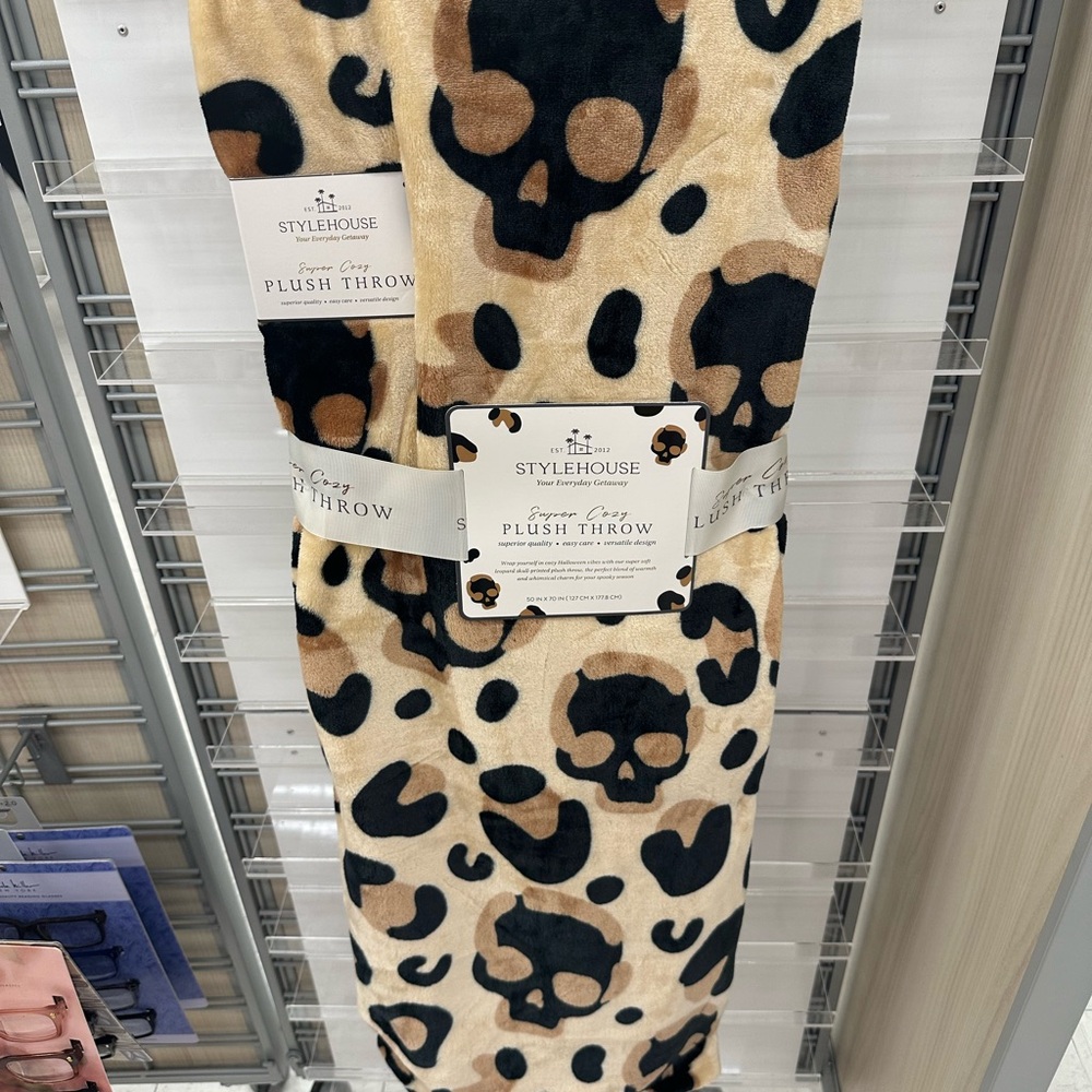 Stylehouse Leopard Print Plush Throw